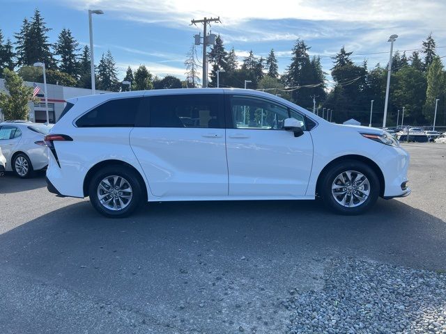 2022 Toyota Sienna LE