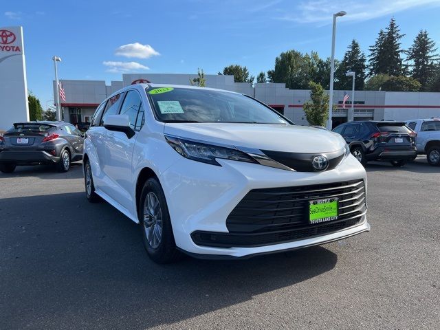 2022 Toyota Sienna LE