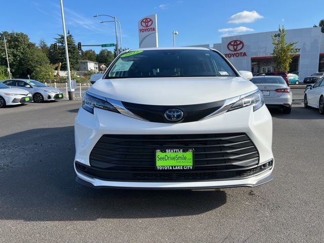 2022 Toyota Sienna LE