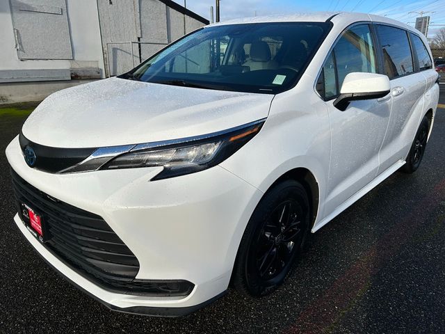 2022 Toyota Sienna LE