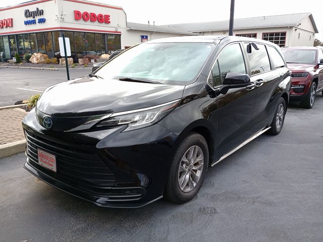 2022 Toyota Sienna LE