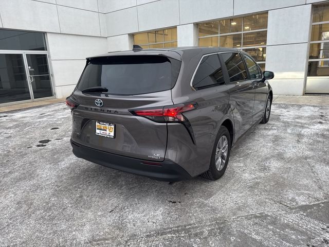 2022 Toyota Sienna LE