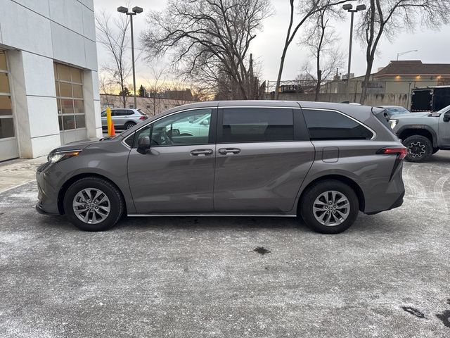 2022 Toyota Sienna LE