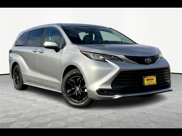 2022 Toyota Sienna LE