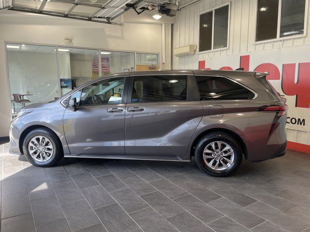 2022 Toyota Sienna LE