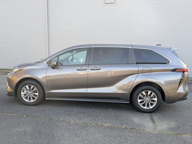 2022 Toyota Sienna LE