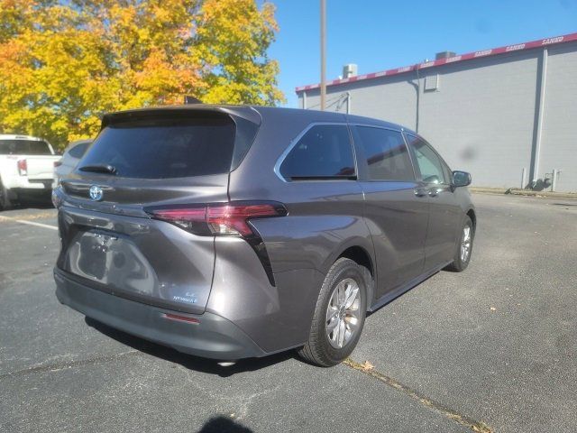 2022 Toyota Sienna LE