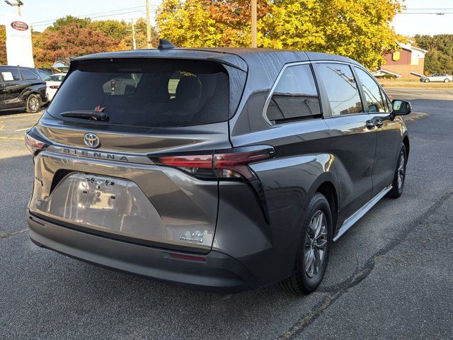 2022 Toyota Sienna LE