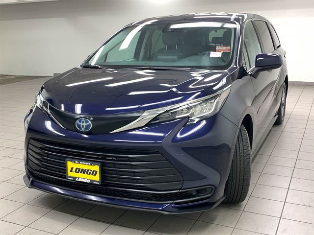 2022 Toyota Sienna LE