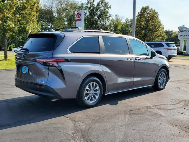 2022 Toyota Sienna LE