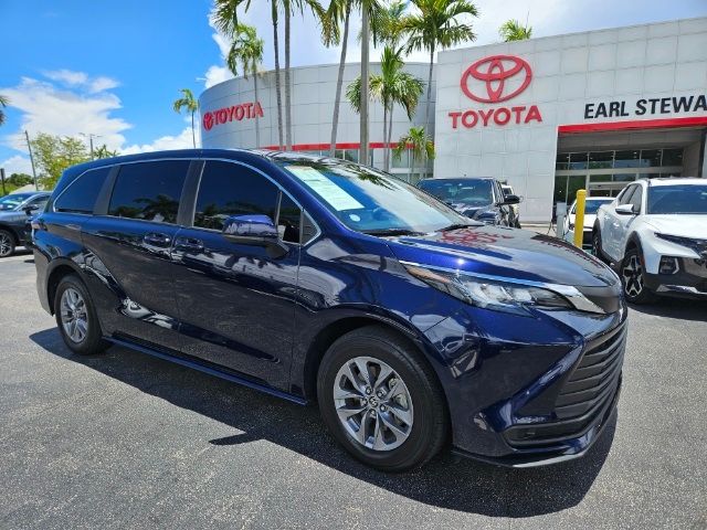 2022 Toyota Sienna LE