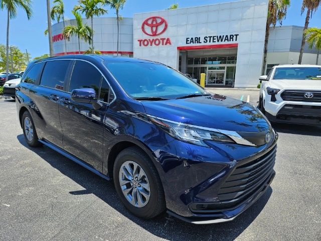 2022 Toyota Sienna LE