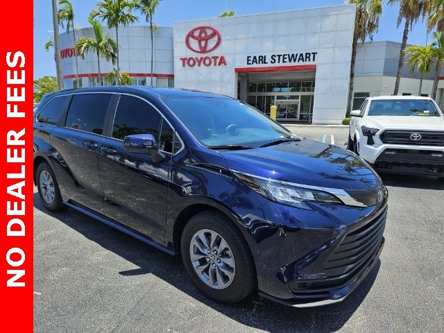 2022 Toyota Sienna LE