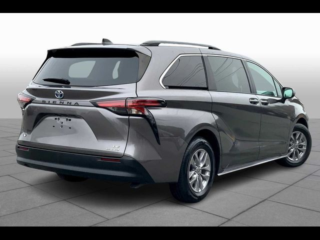 2022 Toyota Sienna LE