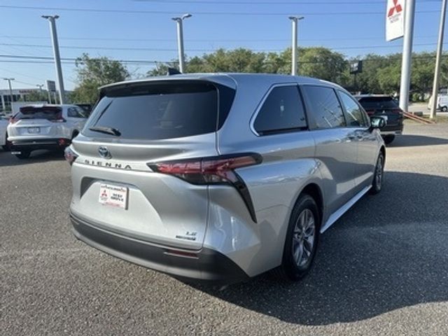 2022 Toyota Sienna LE