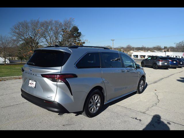 2022 Toyota Sienna LE