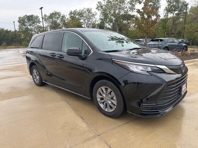 2022 Toyota Sienna LE