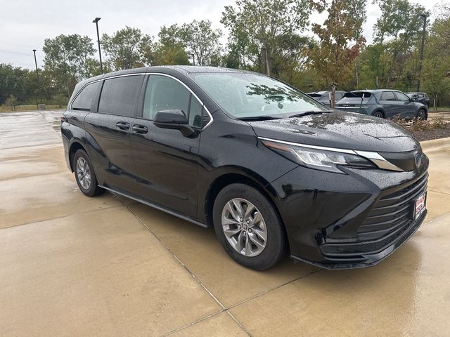 2022 Toyota Sienna LE