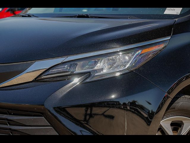 2022 Toyota Sienna LE