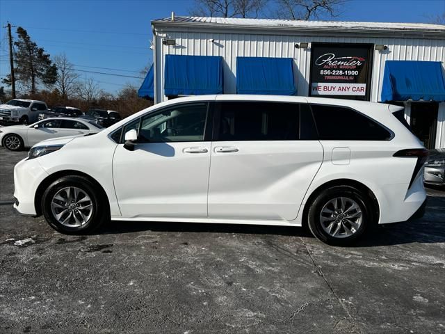 2022 Toyota Sienna LE