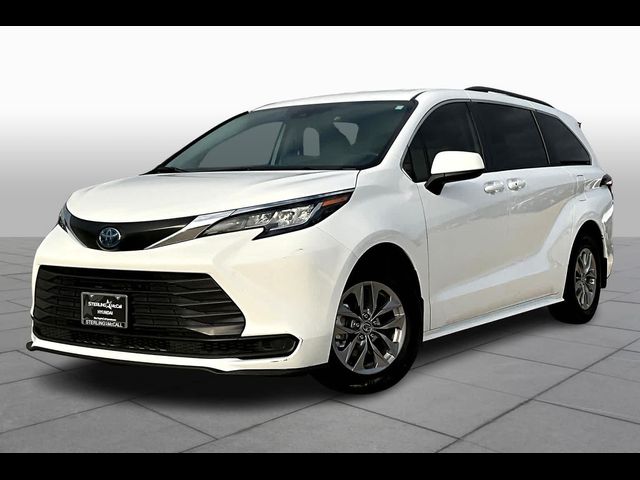 2022 Toyota Sienna LE