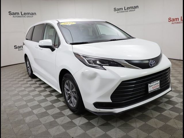 2022 Toyota Sienna LE