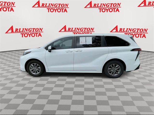 2022 Toyota Sienna LE