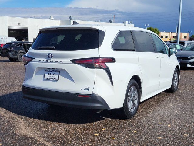 2022 Toyota Sienna LE