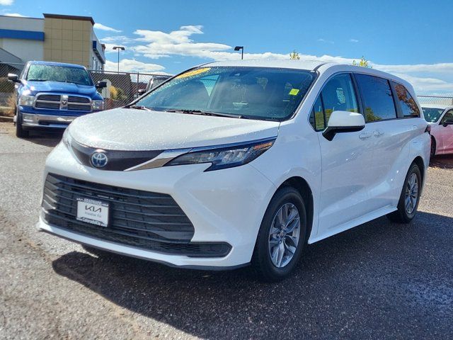 2022 Toyota Sienna LE