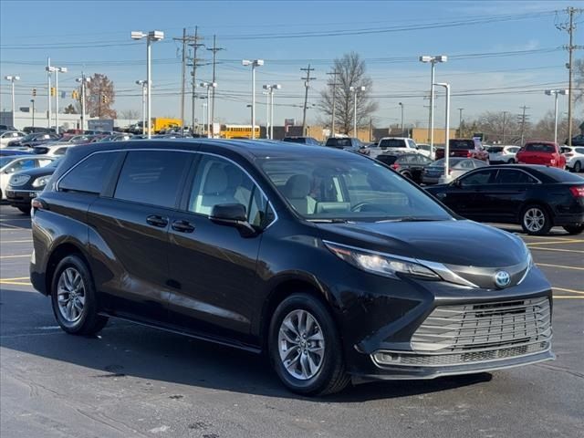 2022 Toyota Sienna LE