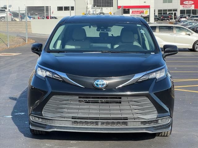 2022 Toyota Sienna LE