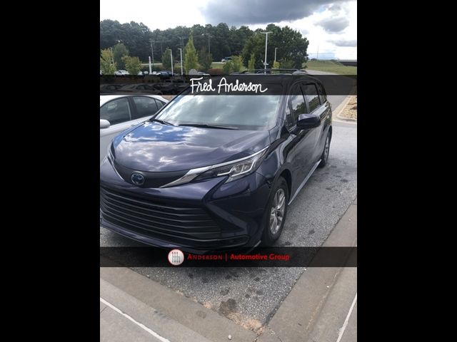 2022 Toyota Sienna LE