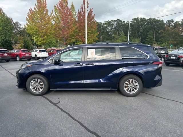 2022 Toyota Sienna LE