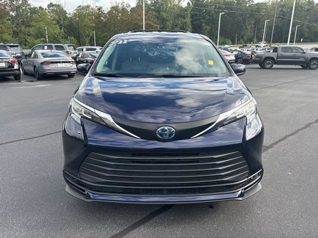 2022 Toyota Sienna LE