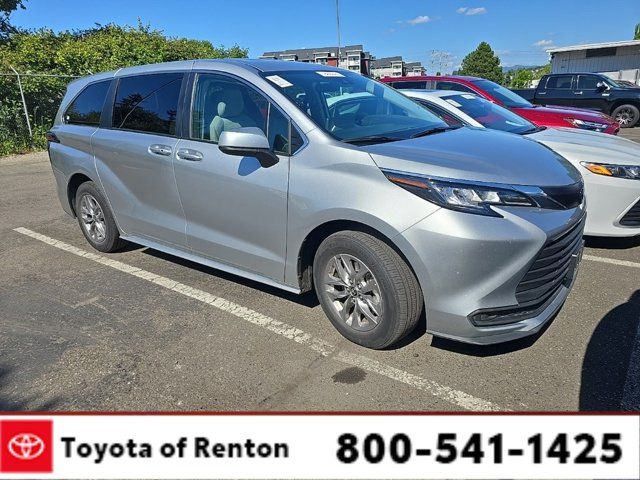 2022 Toyota Sienna LE