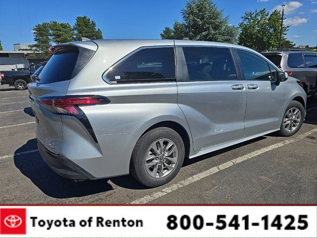 2022 Toyota Sienna LE