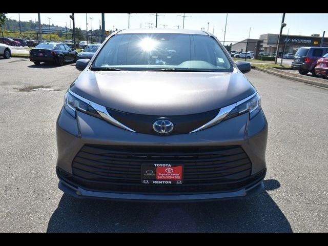 2022 Toyota Sienna LE