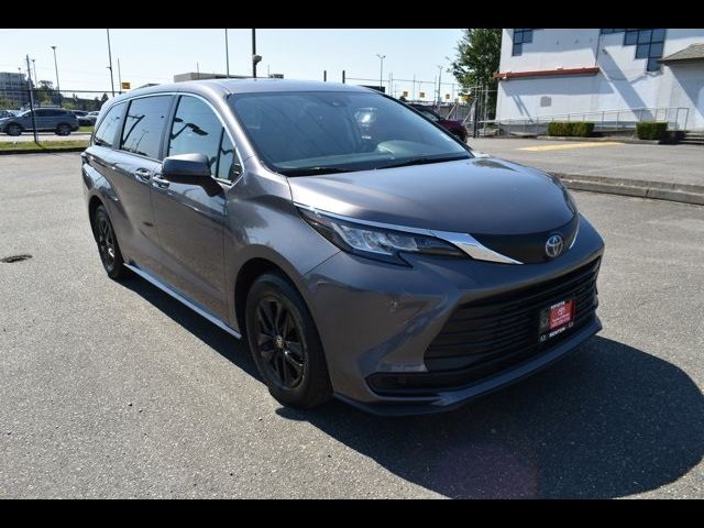 2022 Toyota Sienna LE