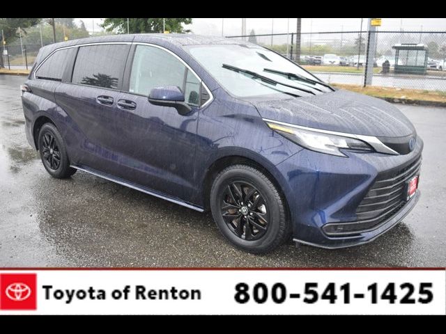 2022 Toyota Sienna LE