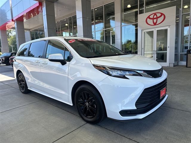 2022 Toyota Sienna LE