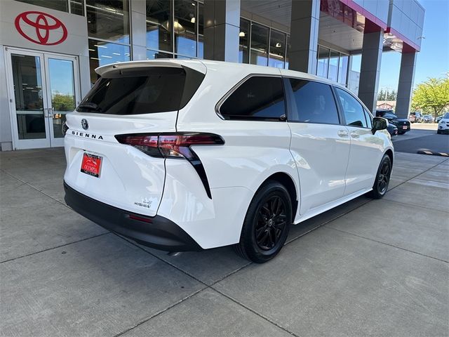 2022 Toyota Sienna LE