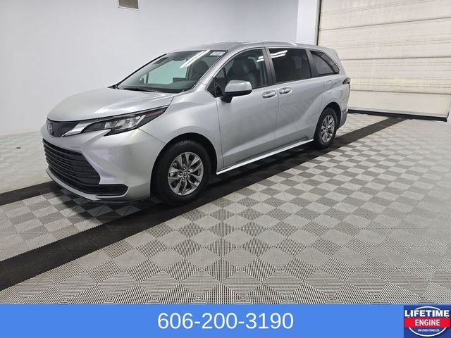 2022 Toyota Sienna LE