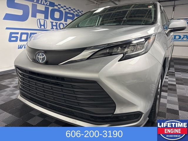 2022 Toyota Sienna LE