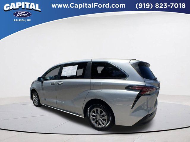 2022 Toyota Sienna LE