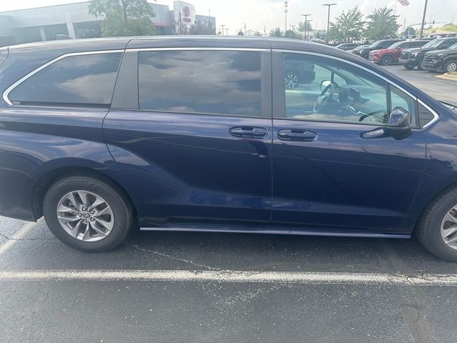 2022 Toyota Sienna LE
