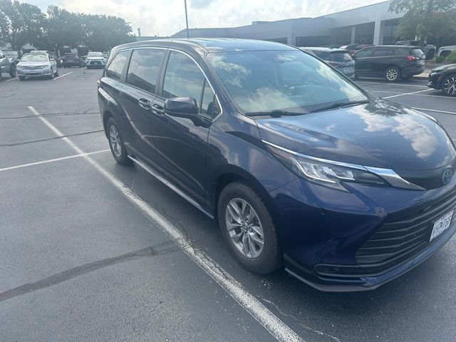 2022 Toyota Sienna LE