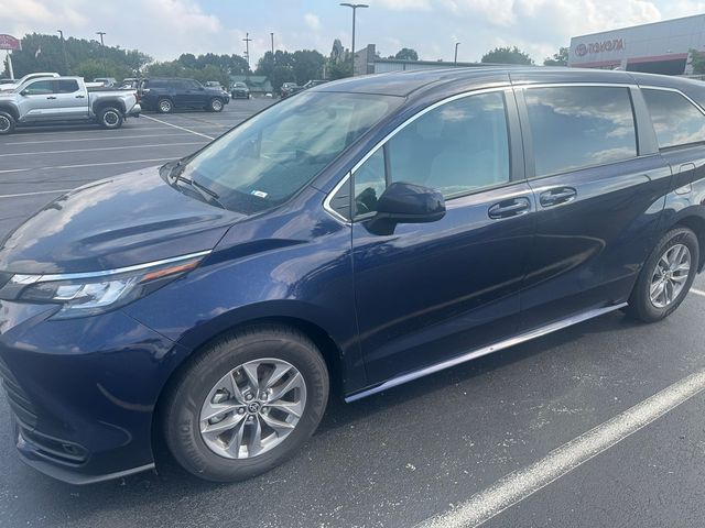 2022 Toyota Sienna LE