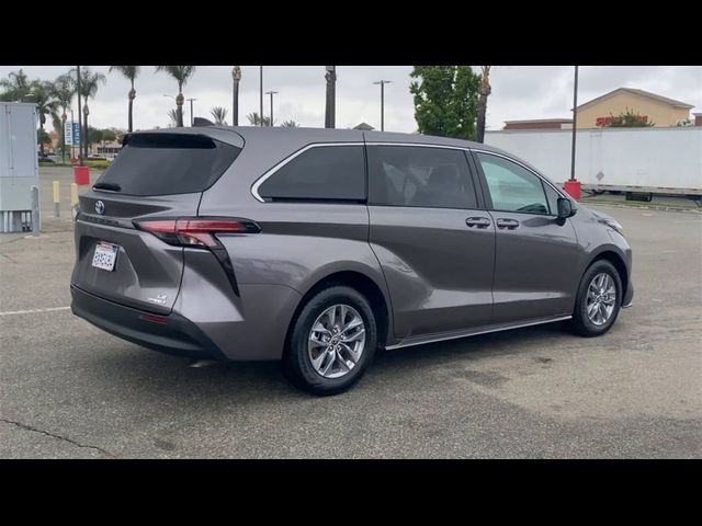 2022 Toyota Sienna LE