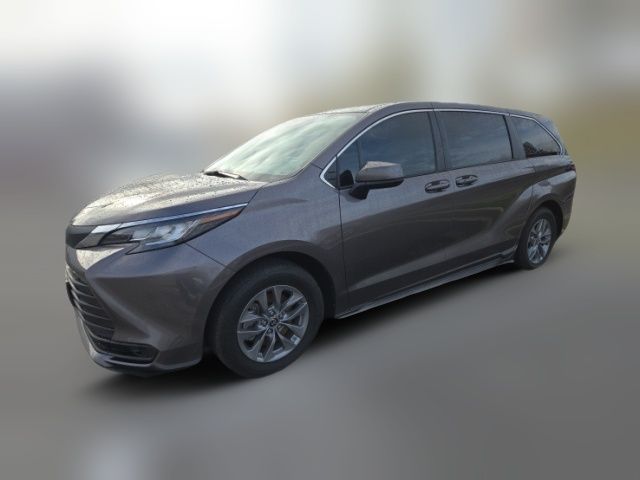 2022 Toyota Sienna LE