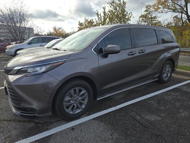 2022 Toyota Sienna LE